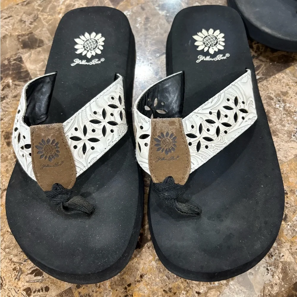 Yellow Box Mixed-Pattern Women’s Flip Flop Set — Black, White, Pink - Picture 4 of 9